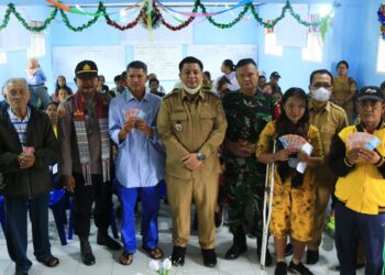 Salurkan Bantuan Sosial Dampak Inflasi Kenaikan BBM, Bupati: Manfaatkan Dengan Baik Bantuan Ini Untuk Kebutuhan Persiapan Natal Dan Tahun Baru