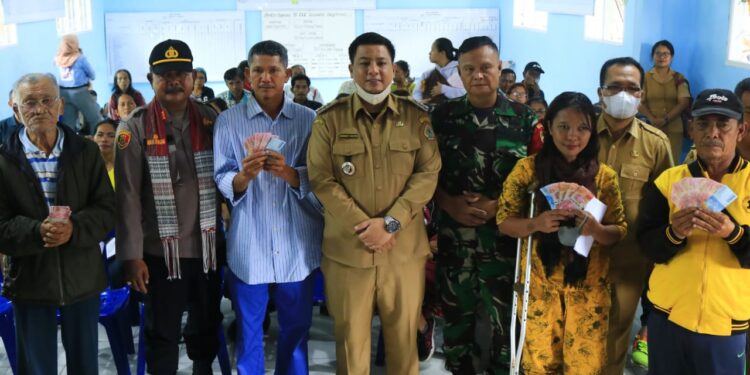 Salurkan Bantuan Sosial Dampak Inflasi Kenaikan BBM, Bupati: Manfaatkan Dengan Baik Bantuan Ini Untuk Kebutuhan Persiapan Natal Dan Tahun Baru