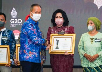 Mengabdi Majukan IKM Taput, Satika Simamora Dianugerahi Upakarti Tahun 2022