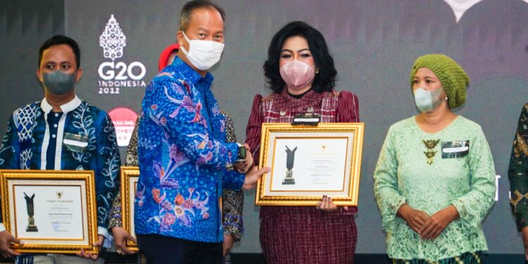 Mengabdi Majukan IKM Taput, Satika Simamora Dianugerahi Upakarti Tahun 2022
