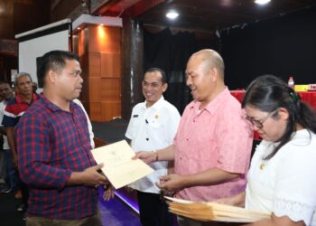 Bupati Tapanuli Utara Berikan Hadiah Natal Akte Notaris Kepada 444 Kelompok Tani