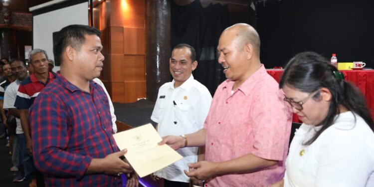 Bupati Tapanuli Utara Berikan Hadiah Natal Akte Notaris Kepada 444 Kelompok Tani