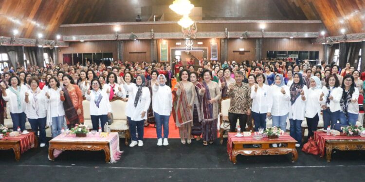 Peringatan Hari Ibu Tahun 2022 di Tapanuli Utara, Satika Simamora, SE, MM Apresiasi Tali Asih Ny. Nawal Edy Rahmayadi bersama D’Sister