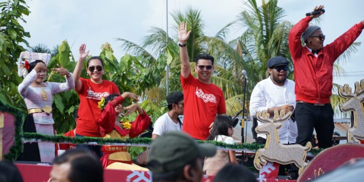 Bane Raja Manalu Sebarkan Virus Kebahagiaan Natal Bagi Warga Siantar-Simalungun Bane Raja Manalu Sebarkan Virus Kebahagiaan Natal Bagi Warga Siantar-Simalungun