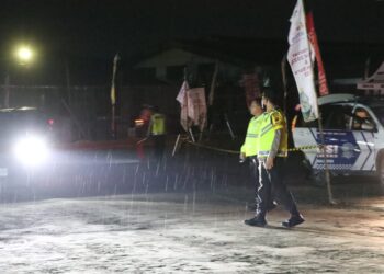 Dampingi Kapolres, Kasat Lantas Polres Simalungun Hujan-hujanan Atur Lalin di Pintu Tol Sinaksak