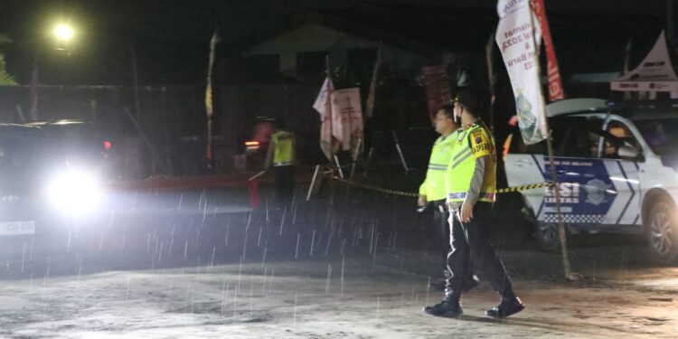 Dampingi Kapolres, Kasat Lantas Polres Simalungun Hujan-hujanan Atur Lalin di Pintu Tol Sinaksak