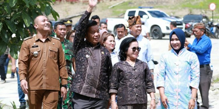 Warga Kelurahan Sipolha Horisan Syukuran Pembangunan Jalan