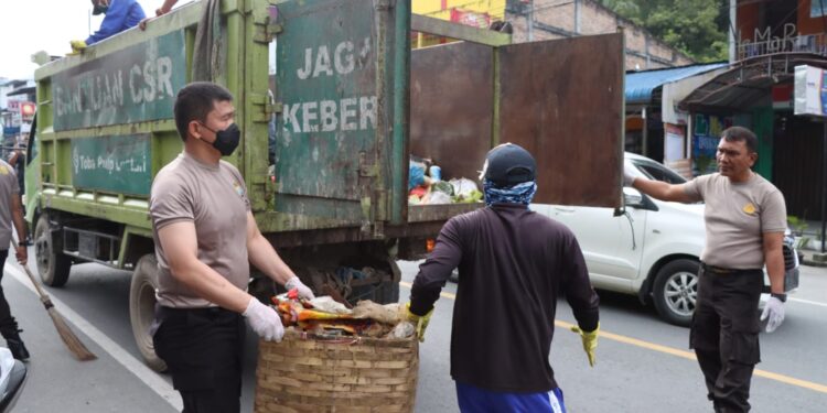Jelang F1 H2O Jajaran Polres Simalungun Gelorakan Kegiatan Gotong Royong Kebersihan di Jalinsum
