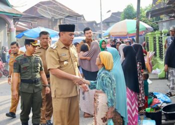 Bupati Madina Kembali Bagikan Gajinya ke Masyarakat, Kali ini Pedagang di Pasar Panyabungan Jalu