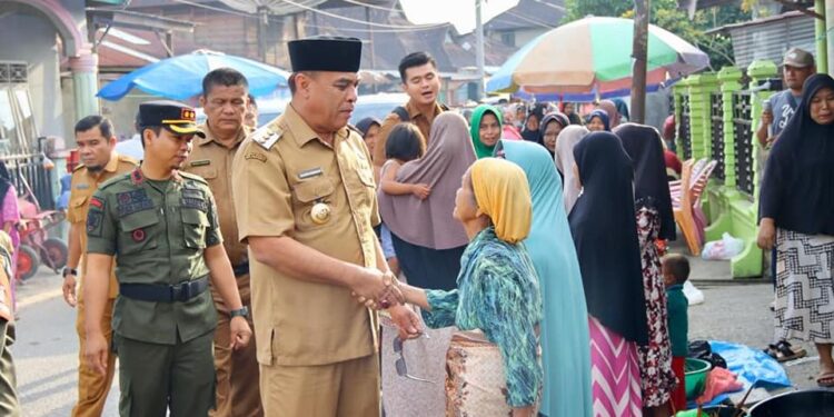Bupati Madina Kembali Bagikan Gajinya ke Masyarakat, Kali ini Pedagang di Pasar Panyabungan Jalu