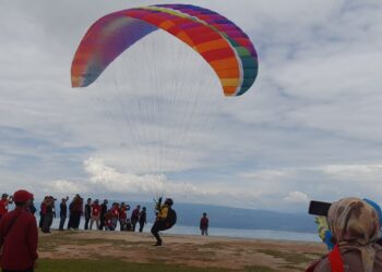 Paralayang, Obyek Wisata Unggulan Di Geosite Kaldera Toba Huta Ginjang