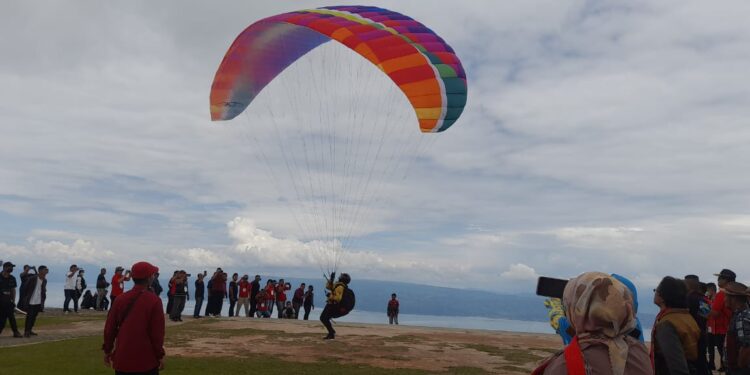 Paralayang, Obyek Wisata Unggulan Di Geosite Kaldera Toba Huta Ginjang