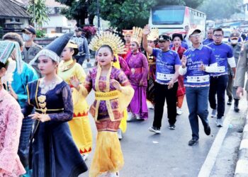 Pemkab Simalungun Adakan Giat Jalan Santai dan Kirab Budaya di Kota Parapat