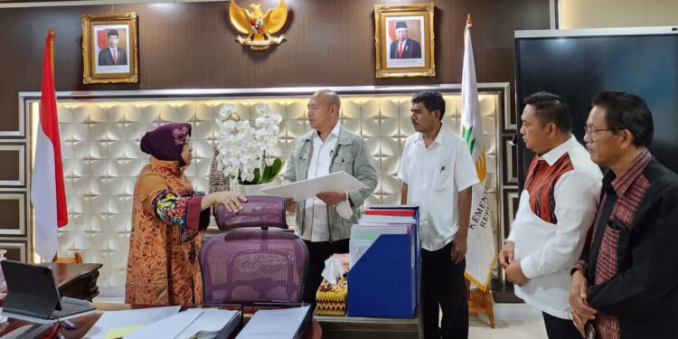 Bupati Taput Terima Bantuan Pasca Gempa dari Mensos RI  