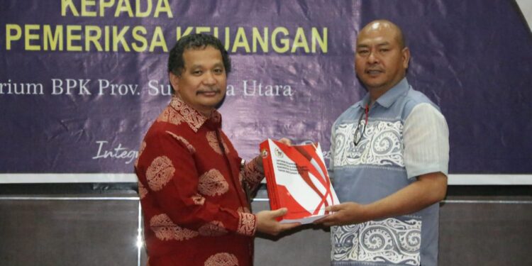 Bupati Nikson Nababan Serahkan LKPD 2022 Pemkab Tapanuli Utara ke BPK RI