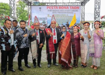 Ulos dari PPSD Siahaan kepada dr Susanti sebagai Tanda Kasih Sayang