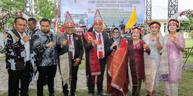Ulos dari PPSD Siahaan kepada dr Susanti sebagai Tanda Kasih Sayang