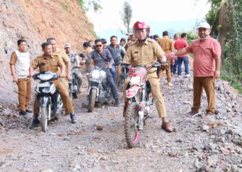 Kunker Bupati Taput  Tinjau Pembukaan Jalan Hutapea Banuarea – Simataniari Desa Hutapea Banuarea