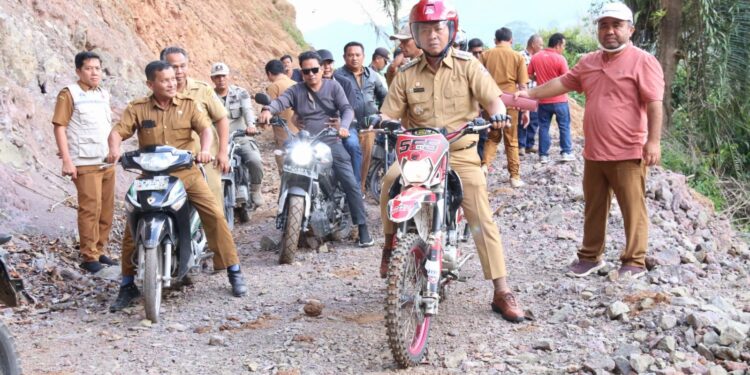 Kunker Bupati Taput  Tinjau Pembukaan Jalan Hutapea Banuarea – Simataniari Desa Hutapea Banuarea