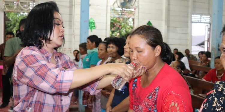 Sejumlah Rumah Warga di Tapanuli Utara Diterjang Angin Puting Beliung, Istri Bupati Beri Penghiburan