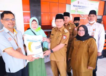 Walikota Tanjungbalai Menyalurkan Beras Bantuan Cadangan Kepada KPM