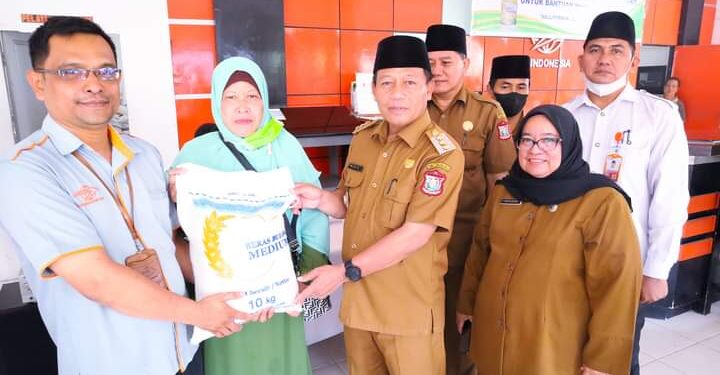 Walikota Tanjungbalai Menyalurkan Beras Bantuan Cadangan Kepada KPM