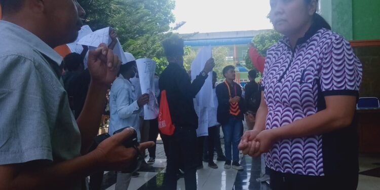 Humas Kampus IAKN Tarutung Larang Wartawan Liputan Aksi Demo