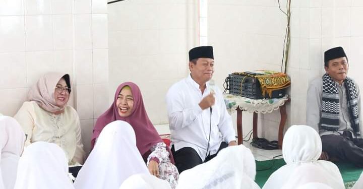 Waris Thalib Secara Resmi Menutup Kegiatan Tadarus Al Quran Ibu Ibu TP – PKK