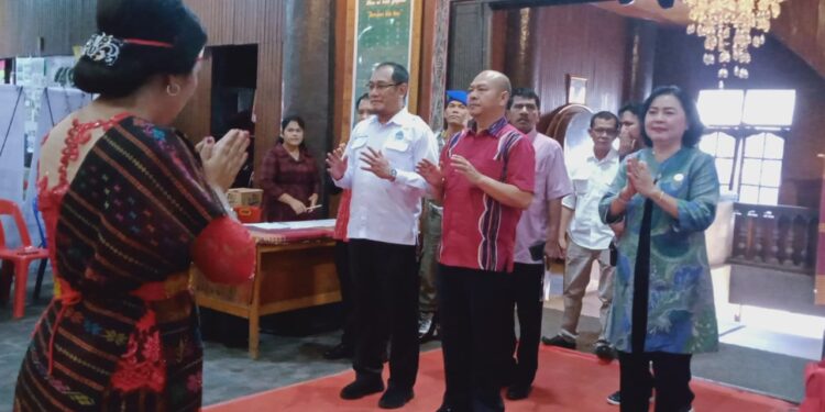 Bupati Taput Buka Festival Lokakarya 7