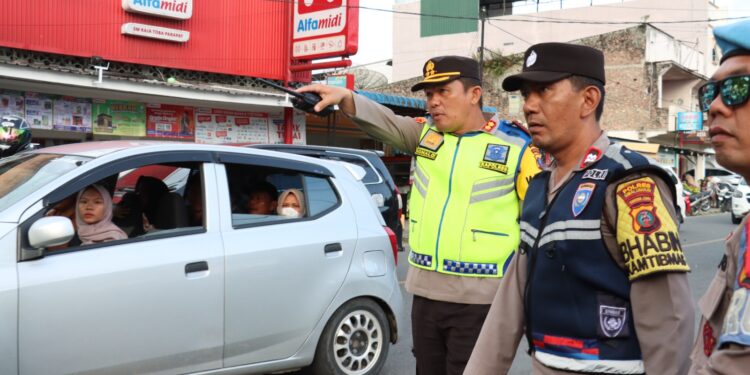 H+3, Volume Kendaraan Meningkat Di Parapat, Kapolres Simalungun Siagakan Personel Di Sepanjang Jalan