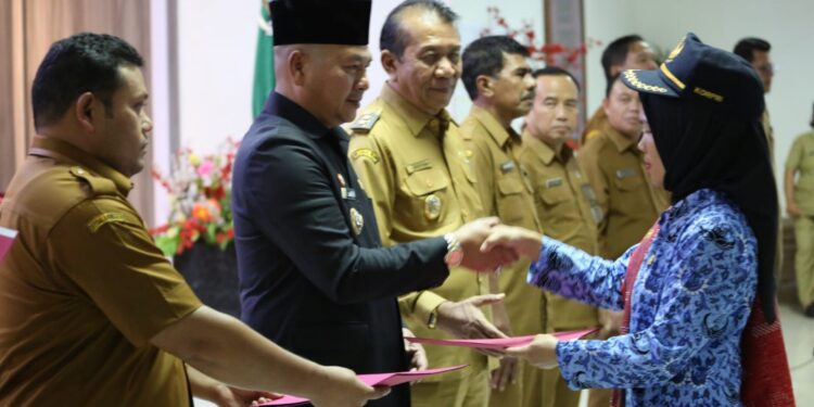 Bupati Taput Serahkan 217 SK Pengangkatan CPNS menjadi PNS Formasi Umum Tahun 2019