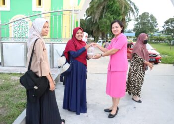 Bhayangkari Cabang Simalungun Bagi Takjil Kepada Mahasiswa UISU Dan Pengendara Yang Melintas Jalinsum