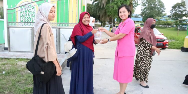 Bhayangkari Cabang Simalungun Bagi Takjil Kepada Mahasiswa UISU Dan Pengendara Yang Melintas Jalinsum