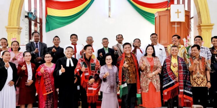 Bupati Simalungun Bersama Istri Beribadah Bersama Dengan Jemaat HKBP Bahal Gajah Tiga Bolon Bupati Simalungun Bersama Istri Beribadah Bersama Dengan Jemaat HKBP Bahal Gajah Tiga Bolon