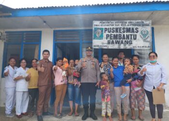 Kapolsek Dolok Silau Pantau Imunisasi Polio di Pustu