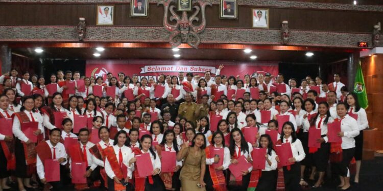 Pegawai Pemerintah dengan Perjanjian Kerja Tenaga Kesehatan Formasi Tahun 2022 di Taput Terima SK