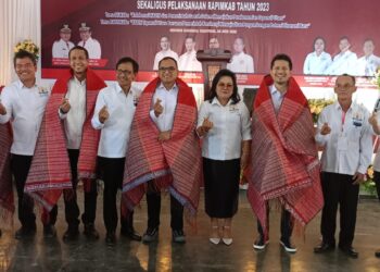 Firsal Fiarl Mutyara Ketua Kamar Dagang dan Industri (KADIN) Sumatera Utara Victor Siahaan mengukuhkan Dewan Pengurus KADIN Tapanuli Utara periode 2033-2028.
