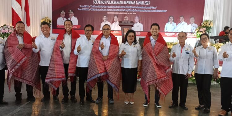 Firsal Fiarl Mutyara Ketua Kamar Dagang dan Industri (KADIN) Sumatera Utara Victor Siahaan mengukuhkan Dewan Pengurus KADIN Tapanuli Utara periode 2033-2028.