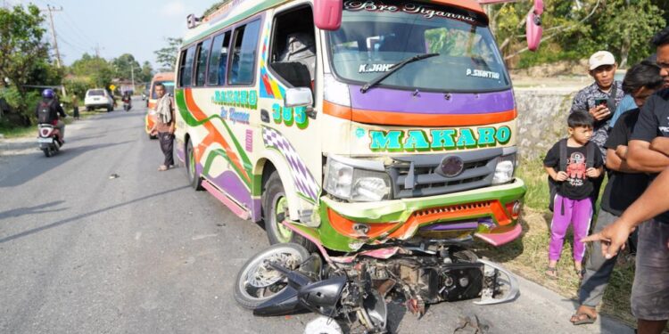Kecelakaan Bus PT Makaro Kontra Supra X 125
