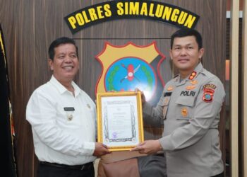 Bupati Simalungun memberikan piagam penghargaan kepada Kapolres Simalungun atas dedikasinya dalam pengungkapan kasus narkoba jenis sabu sabu seberat 410 gram, dan pengungkapan pembunuhan berencana yang disertai dengan pencurian dan kekerasan yang terjadi di Kecamatan Bandar.