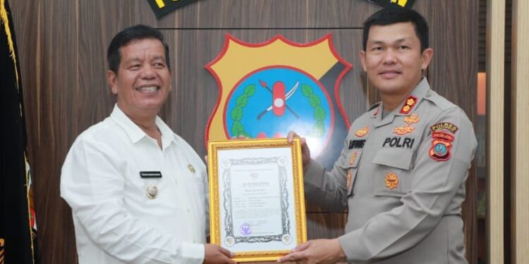 Bupati Simalungun memberikan piagam penghargaan kepada Kapolres Simalungun atas dedikasinya dalam pengungkapan kasus narkoba jenis sabu sabu seberat 410 gram, dan pengungkapan pembunuhan berencana yang disertai dengan pencurian dan kekerasan yang terjadi di Kecamatan Bandar.