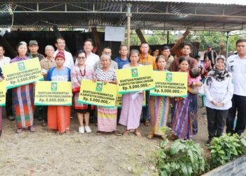 upati Simalungun Radiapoh Hasiholan Sinaga bersama Ketua DPRD Timbul Jaya Sibarani didampingi Ketua TP PKK Ny Ratnawati Radiapoh Hasiholan Sinaga mengunjungi dan memberikan bantuan serta tali asih kepada warga korban kebakaran