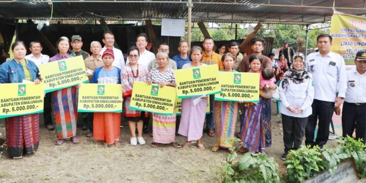 upati Simalungun Radiapoh Hasiholan Sinaga bersama Ketua DPRD Timbul Jaya Sibarani didampingi Ketua TP PKK Ny Ratnawati Radiapoh Hasiholan Sinaga mengunjungi dan memberikan bantuan serta tali asih kepada warga korban kebakaran