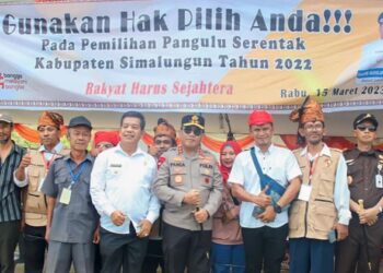 Bupati Radiapoh bersama Kapolda Sumut Irjen Panca Putra Simanjuntak saat memonitoring TPS di Kecamatan Tanah Jawa, Rabu 15 Maret 2023