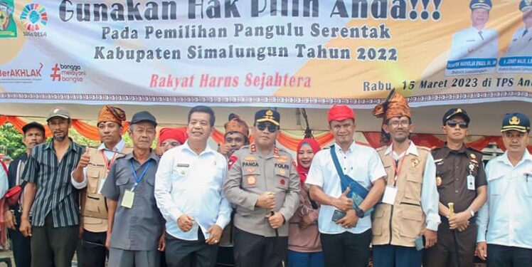 Bupati Radiapoh bersama Kapolda Sumut Irjen Panca Putra Simanjuntak saat memonitoring TPS di Kecamatan Tanah Jawa, Rabu 15 Maret 2023