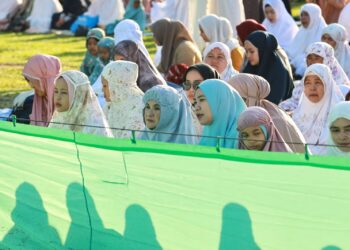 Wali Kota Pematang Siantar menunaikan Sholat Idul Adha di Lapangan Haji Adam Malik