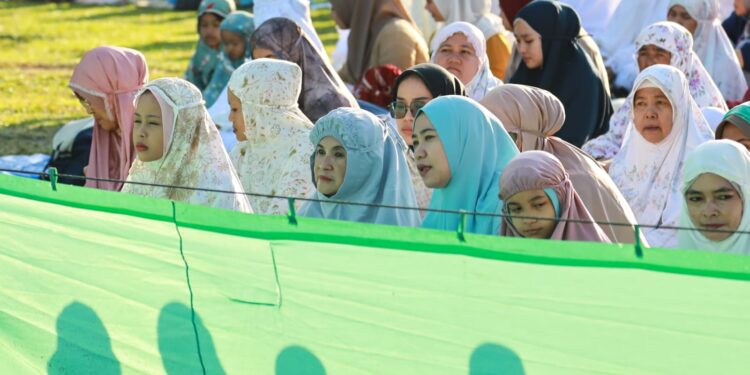 Wali Kota Pematang Siantar menunaikan Sholat Idul Adha di Lapangan Haji Adam Malik