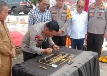 Timbul Jaya Sibarani bersama Kapolda Sumut Peletakan Batu Pertama Pembangunan Mapolsek Parapat