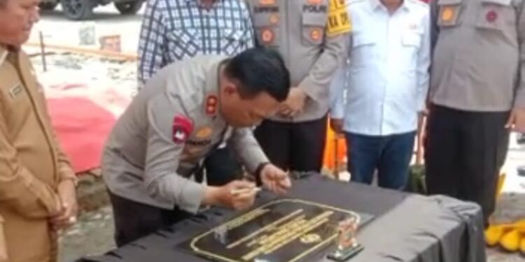 Timbul Jaya Sibarani bersama Kapolda Sumut Peletakan Batu Pertama Pembangunan Mapolsek Parapat