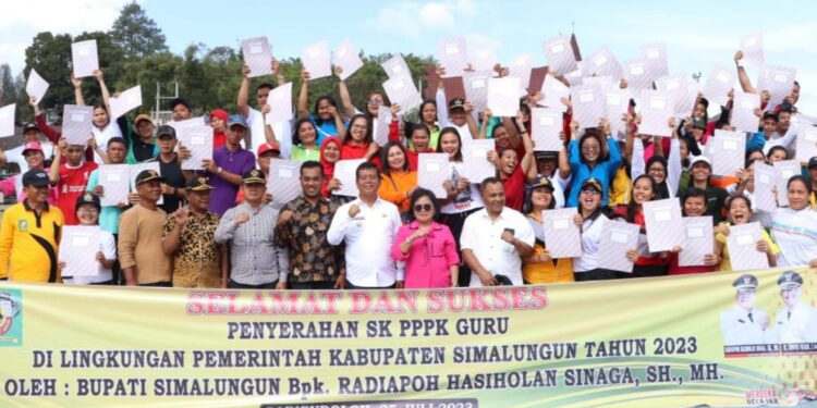 Bupati Simalungun Serahkan SK Kepada 186 PPPK Jabatan Fungsional Guru